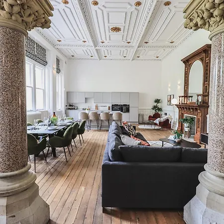 The Wilfred Stone Cross Mansion Apartment *